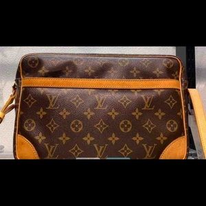 Louis Vuitton Superb Fonzie men's messenger bag in brown monogram imprinted  glossy leather ref.422673 - Joli Closet